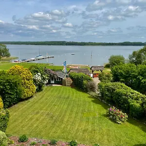 https://traumhafter-seeblick-mit-grosser-terrasse.hamburg-hotels-de.com